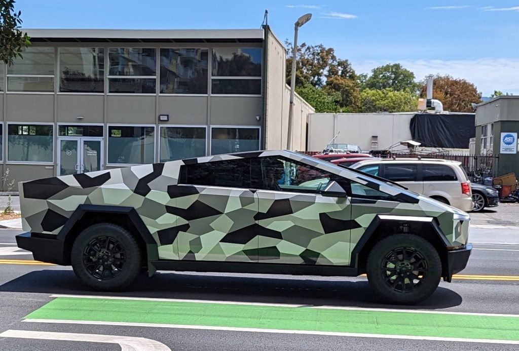 O CyberTruck da Tesla revelado em toda a sua glória camuflada GREEN