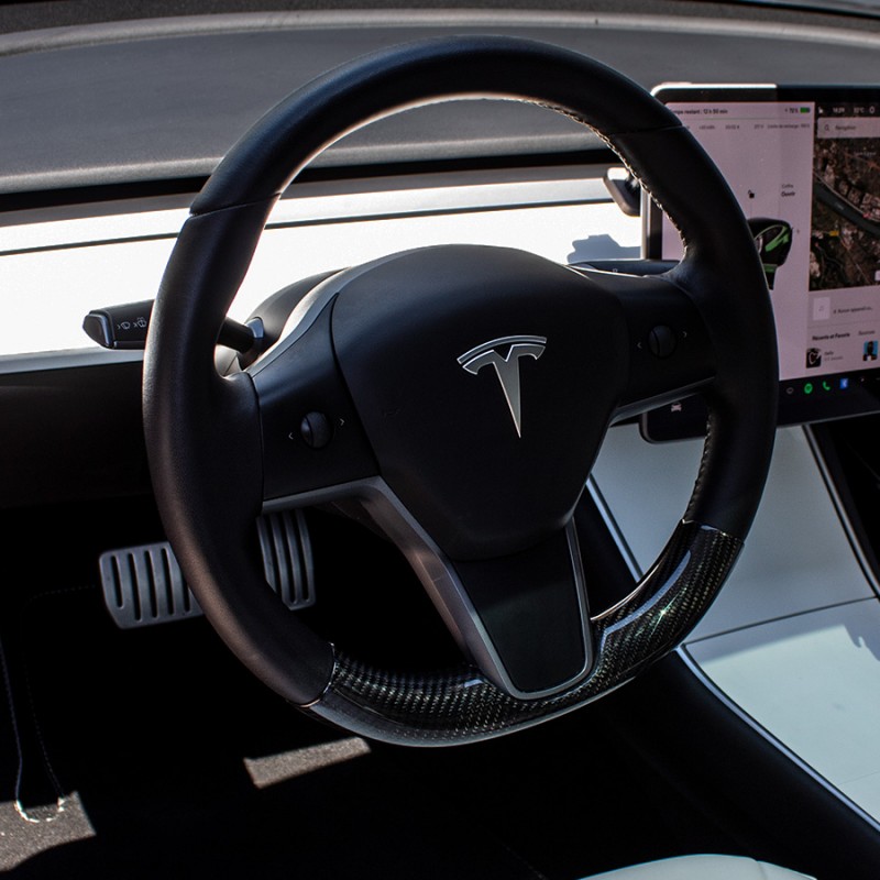Pose d'un cache volant carbone sur Tesla model 3 sur mesure et autres  accessoires Greendrive 