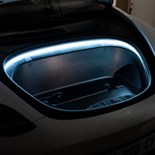 Iluminare cu LED-uri în jurul portbagajului pentru Tesla