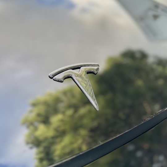 Logo avant ou arrière en carbone - Tesla Model 3 et Tesla Model Y