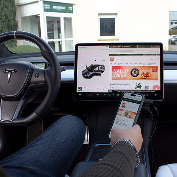 Tesla Model 3 Suport pentru telefon MagSafe integrat în consola centrală pentru și Model Y