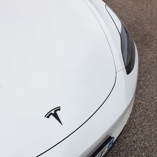 Kit de logotipos de recambio delanteros y traseros - Tesla Model 3 y Tesla Model Y